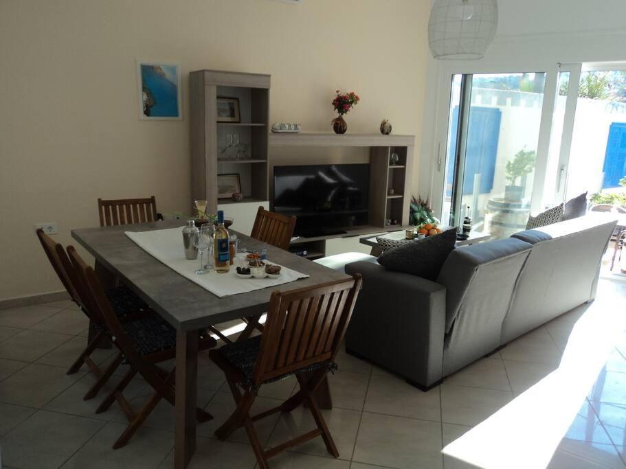 The Getaway Apartment Agia Marina  Exterior photo